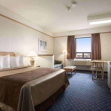 Travelodge By Wyndham Chatham Экстерьер фото