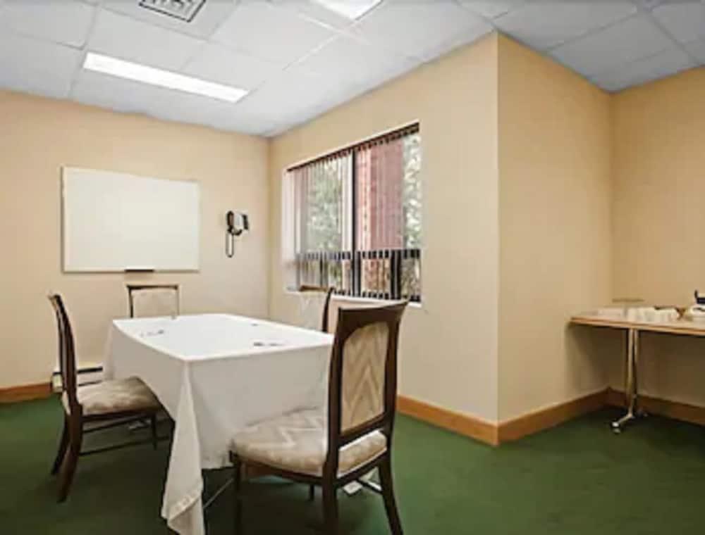 Travelodge By Wyndham Chatham Экстерьер фото