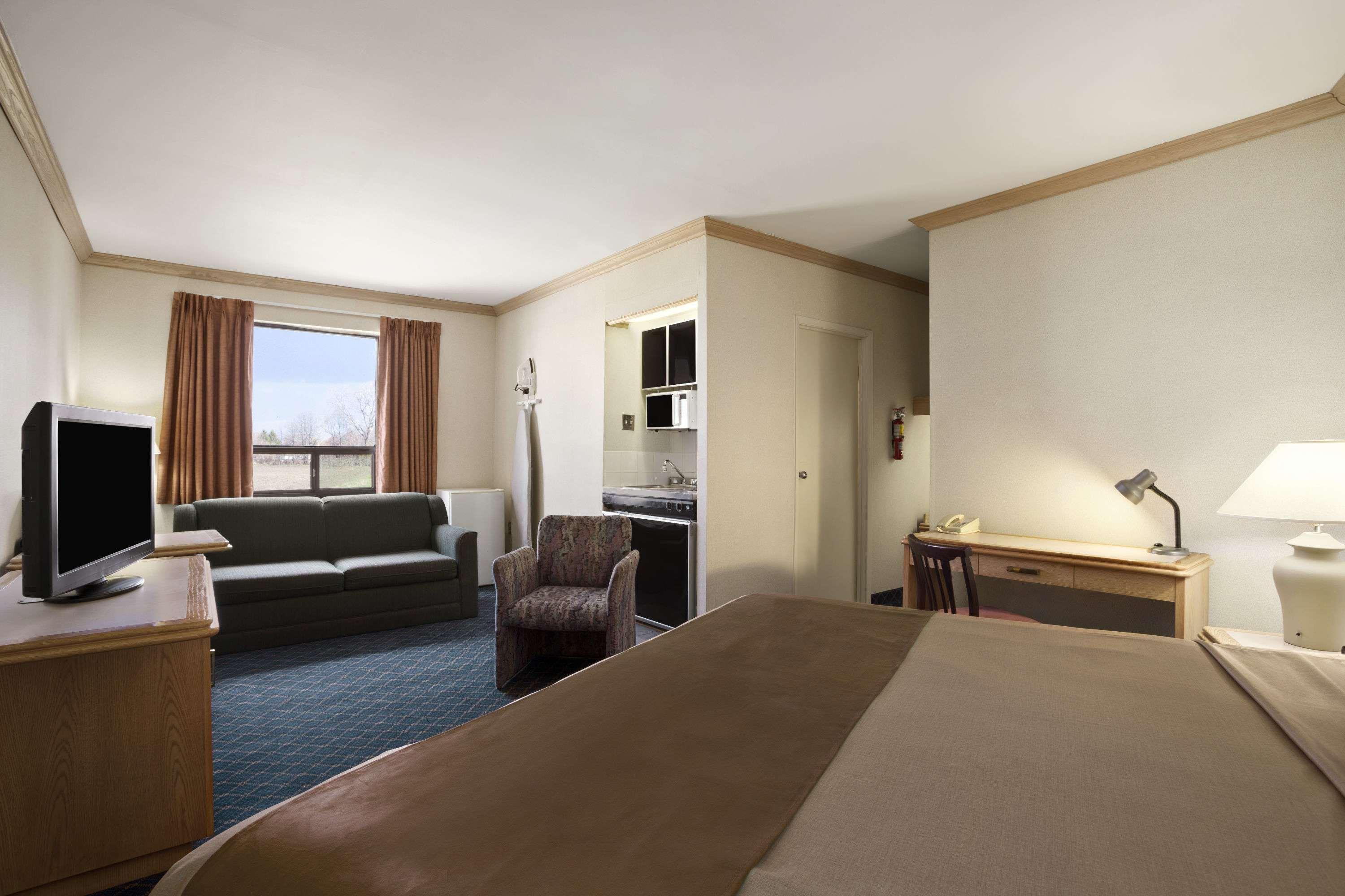 Travelodge By Wyndham Chatham Экстерьер фото