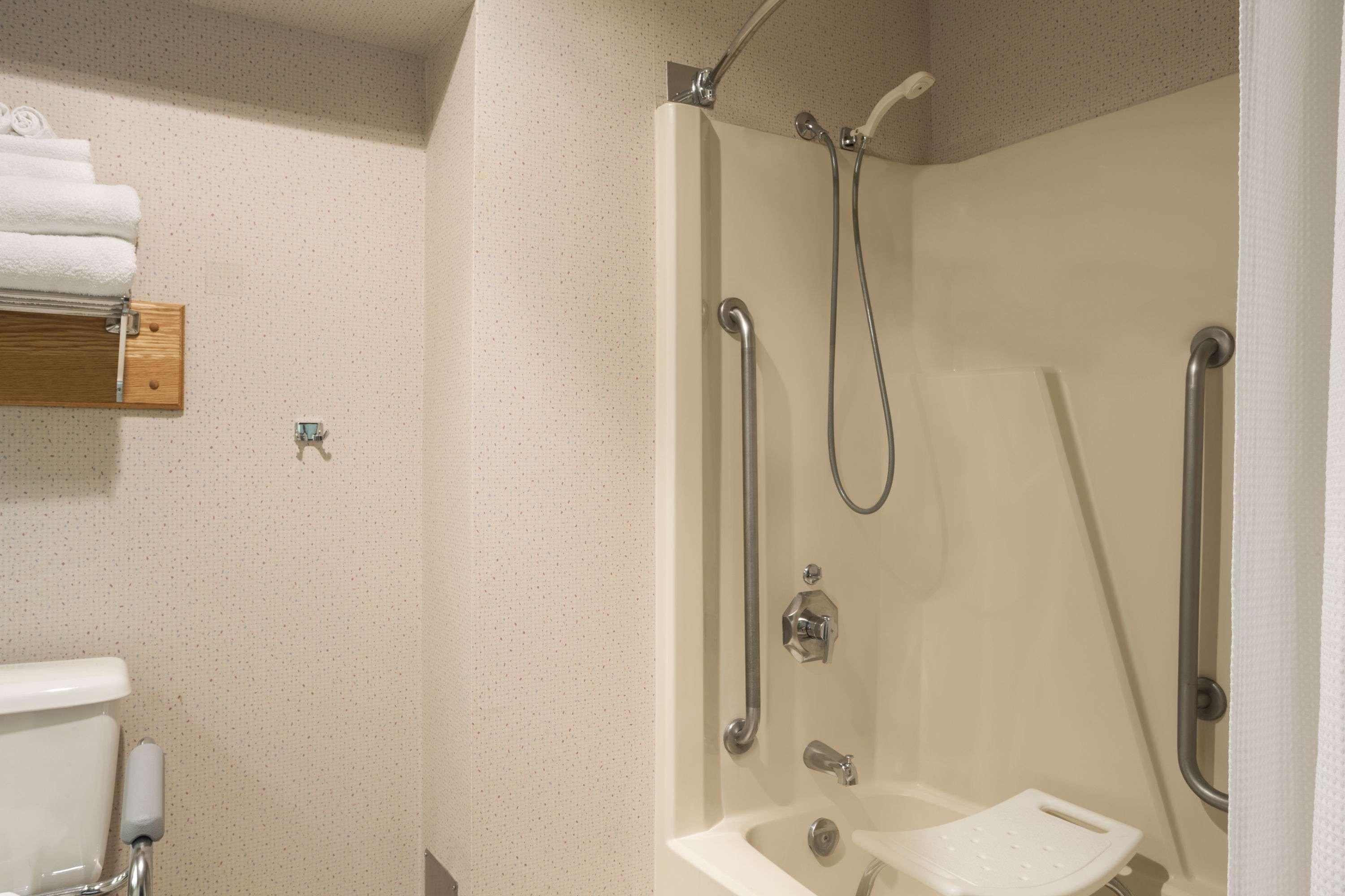 Travelodge By Wyndham Chatham Экстерьер фото