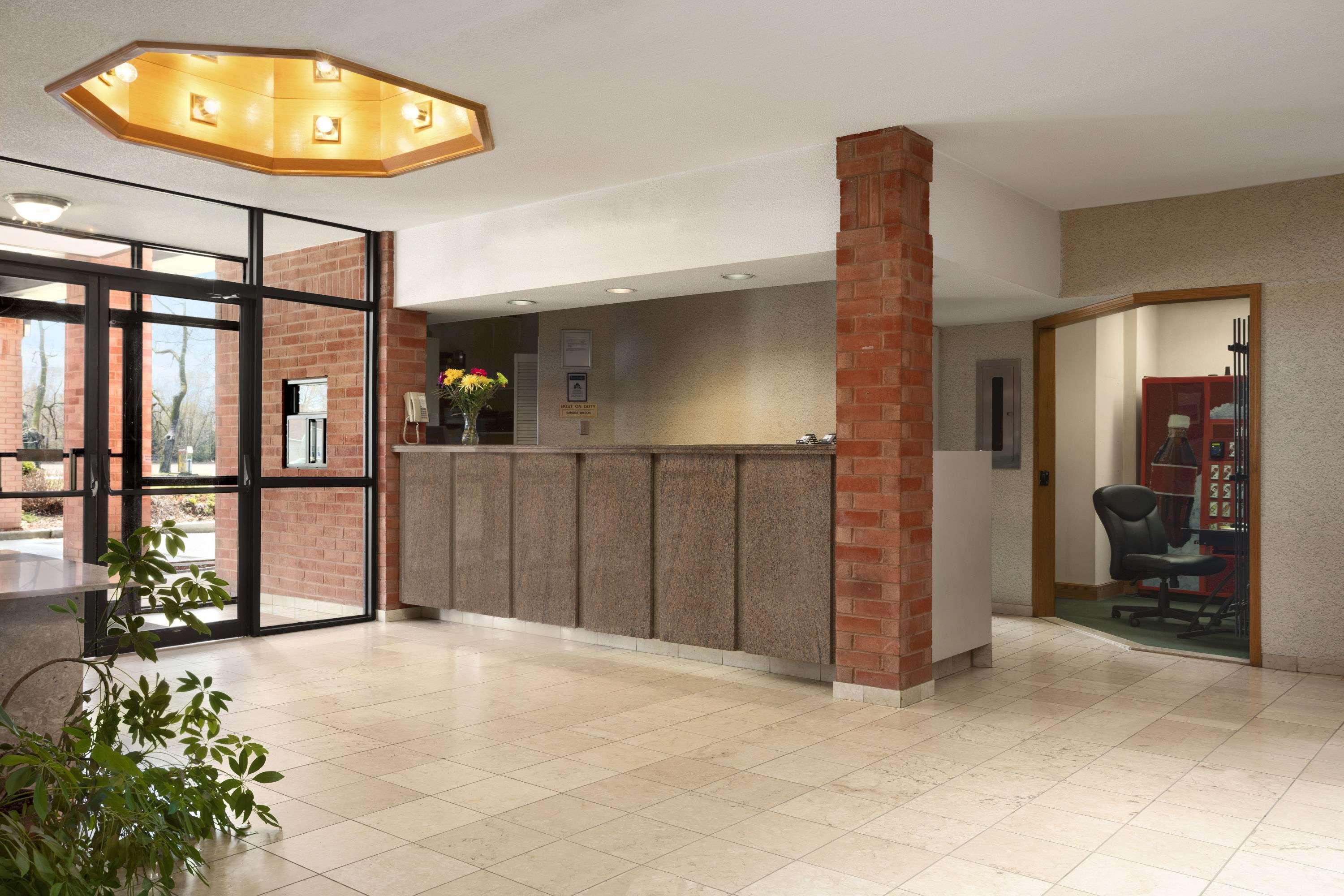 Travelodge By Wyndham Chatham Экстерьер фото