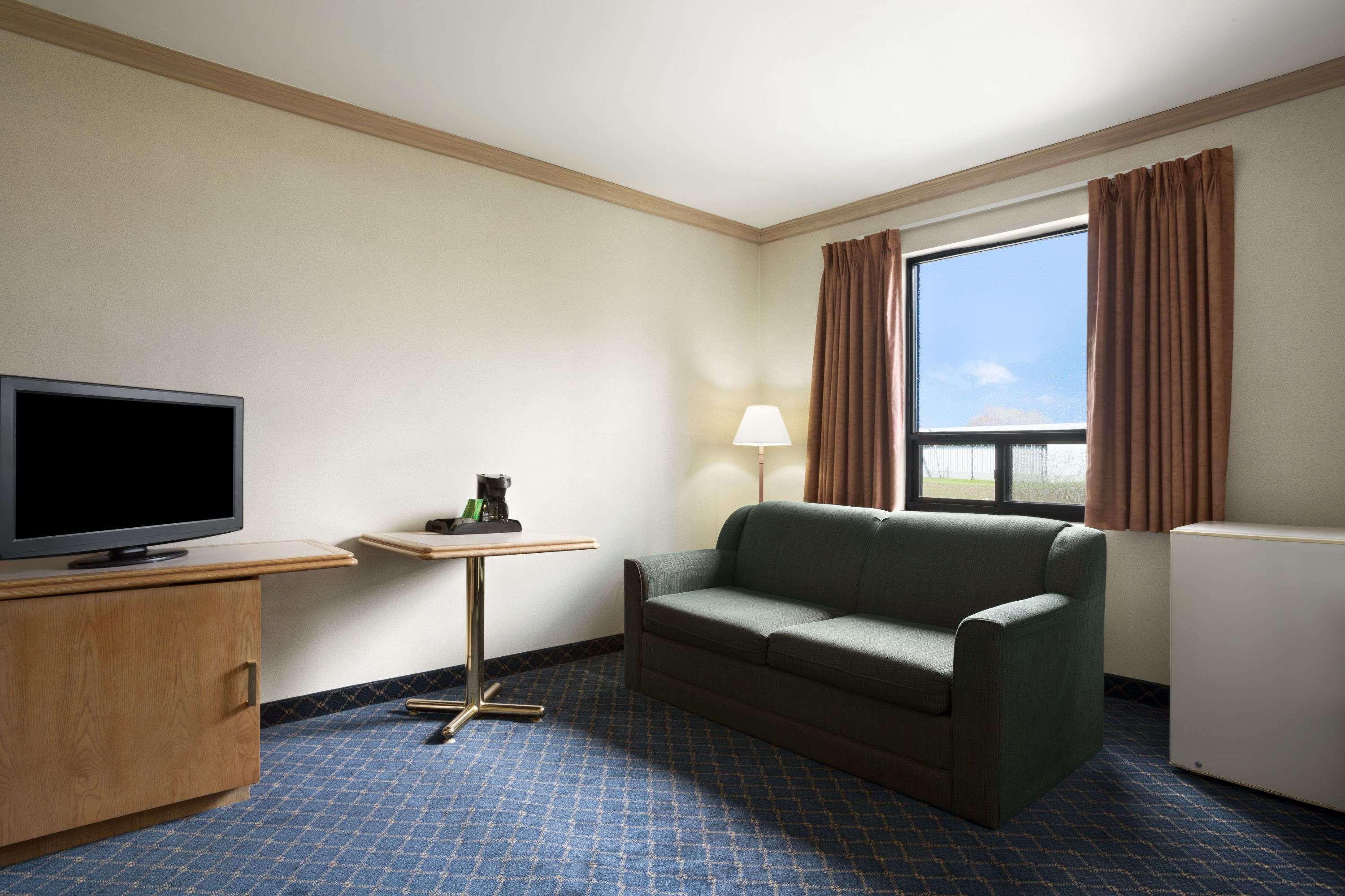 Travelodge By Wyndham Chatham Экстерьер фото