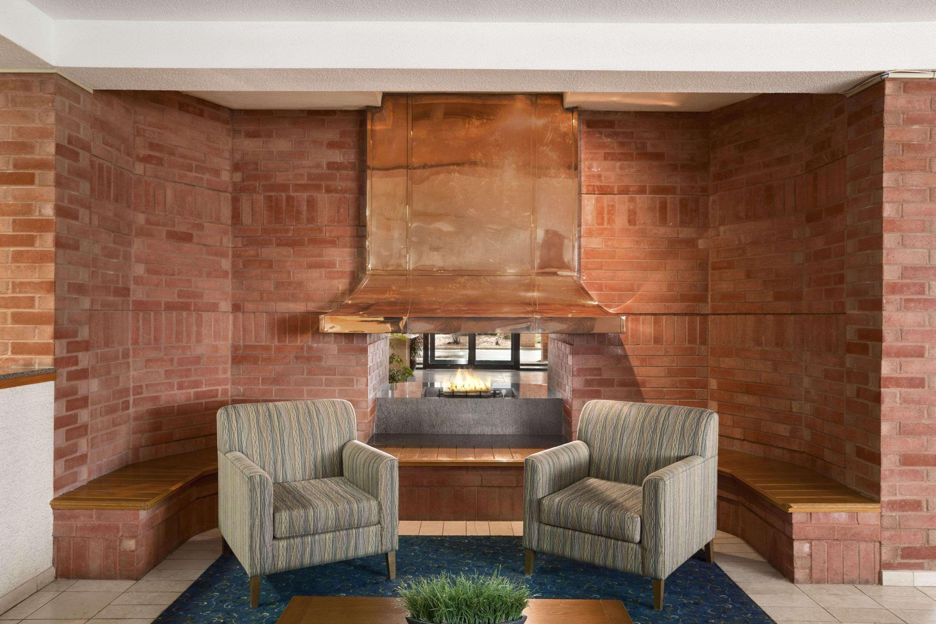Travelodge By Wyndham Chatham Экстерьер фото
