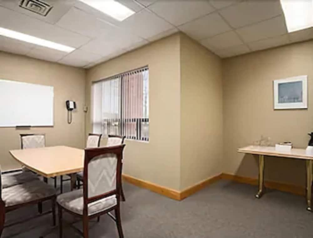 Travelodge By Wyndham Chatham Экстерьер фото