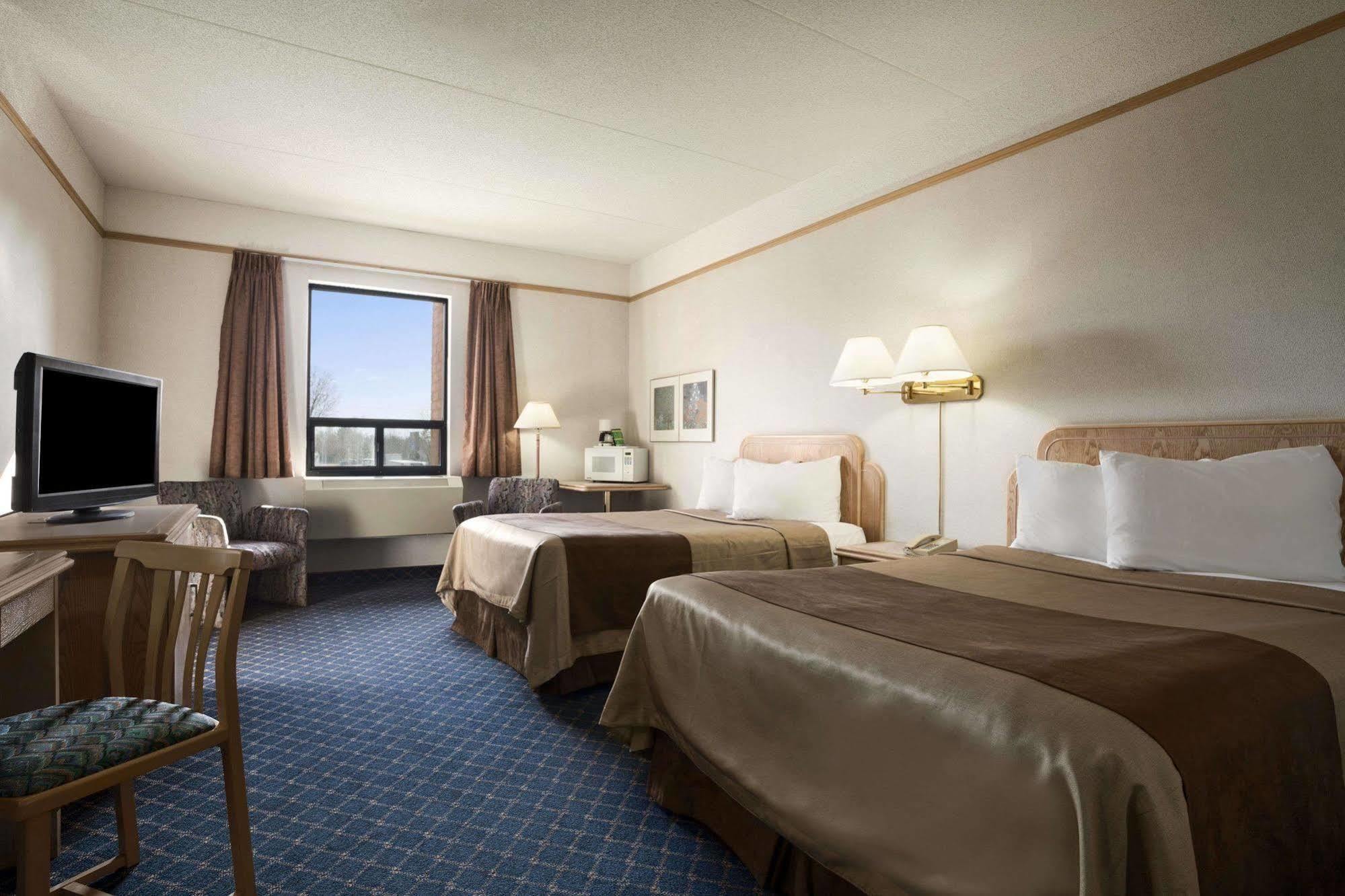 Travelodge By Wyndham Chatham Экстерьер фото